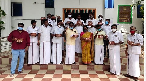 உள்ளாட்சி நிதியை உடனே வழங்குக: பல்வேறு கோரிக்கைகளை வலியுறுத்தி மண்சட்டி ஏந்திய ஊராட்சி மன்றத் தலைவர்கள் 