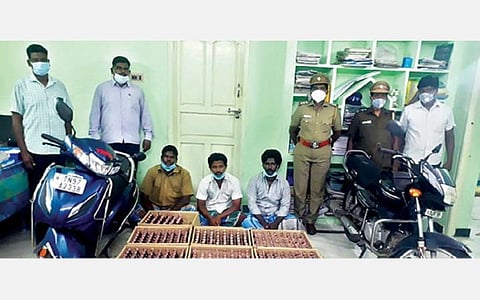மதுபாட்டில்களை கடத்தி வந்த 3 பேரை காவல்துறையினர் கைது செய்தனர்.