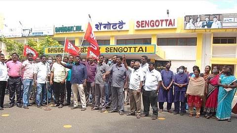 போனஸ் வழங்க கோரிக்கை: செங்கோட்டையில் ரயில்வே ஊழியர்கள் ஆர்ப்பாட்டம்
