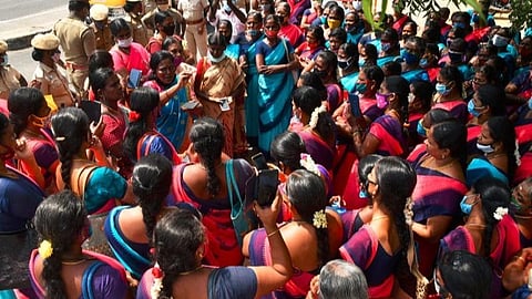 தூத்துக்குடி மாவட்ட ஆட்சியர் அலுவலகத்தை முற்றுகையிட்டு அங்கன்வாடி ஊழியர்கள் ஆர்ப்பாட்டம் நடத்தினர். படம்: என்.ராஜேஷ்