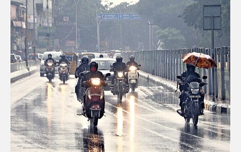 சென்னையின் பல்வேறு பகுதிகளில்  நேற்று காலை முதல் பரவலாக விட்டு விட்டு மழை பெய்தது. அடையாறு பகுதியில் நேற்று மழையில் நனைந்தவாறு சென்ற வாகனங்கள். படம்: பு.க.பிரவீன்