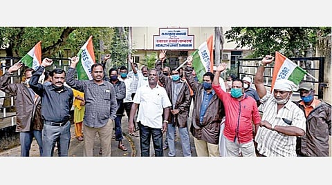 ரயில்வே நிர்வாகம் தனியார்மயமாவதை கண்டித்து தாம்பரம் ரயில் நிலையத்தில் உள்ள தெற்கு ரயில்வே சுகாதார மையத்தின்  முன்பாக ரயில்வே ஊழியர்கள் நேற்று ஆர்ப்பாட்டம் நடத்தினர்.படம்: எம்.முத்துகணேஷ்