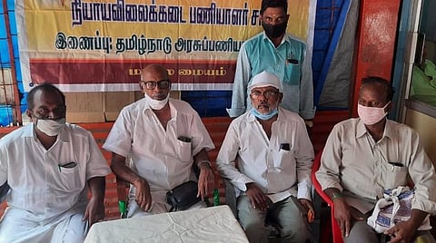 செய்தியாளர்களிடம் பேசும் தமிழ்நாடு நியாயவிலைக் கடை பணியாளர் சங்கத்தின் சிறப்பு தலைவர் கு.பாலசுப்பிரமணியன்.