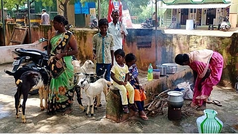 மானாமதுரை அருகே வடிகால் வசதியின்றி சிமென்ட் சாலை அமைத்ததால் வீட்டிற்குள் புகுந்த மழைநீர்: ஒன்றிய அலுவலகத்தில் சமையல் செய்து மக்கள் போராட்டம் 