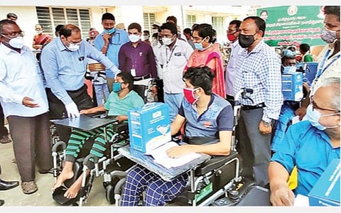 ஆம்பூர் வட்டாட்சியர் அலுவலகத்தில் நடைபெற்ற மக்கள் குறைதீர்வு கூட்டத்தில் மாற்றுத்திறனாளிகளுக்கு நலத்திட்ட உதவிகளை வழங்கிய ஆட்சியர் சிவன் அருள்.
