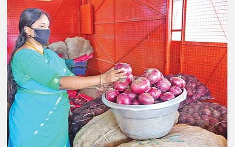 மதுரை மாட்டுத்தாவணி சென்ட்ரல் மார்க்கெட்டில் விற்பனைக்கு வந்துள்ள ஈரான் நாட்டு பெரிய வெங்காயம்.  படம்: எஸ். கிருஷ்ணமூர்த்தி