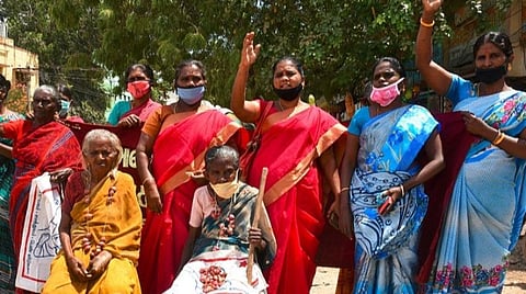 தூத்துக்குடியில் வெங்காய விலை உயர்வை கண்டித்து மாதர் சங்கத்தினர் வெங்காய மாலை அணிந்து, ஒப்பாரி வைத்து நூதன ஆர்ப்பாட்டம் நடத்தினர். படம்: என்.ராஜேஷ்