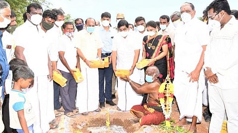 கயத்தாறு அருகே ராஜாபுதுக்குடியில் சமுதாய நலக்கூடம் கட்டுவதற்கு அமைச்சர்கள் கடம்பூர் ராஜூ, உடுமலை கே.ராதாகிருஷ்ணன் ஆகியோர் அடிக்கல் நாட்டினார்.
