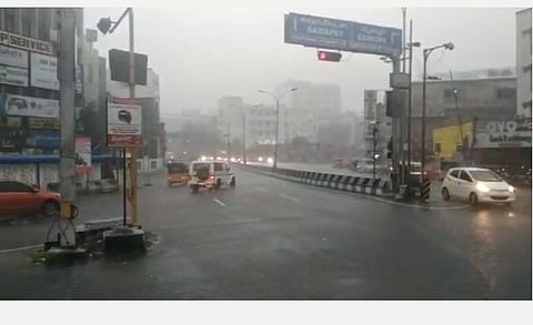 சென்னை, புறநகரில் ஒரு மணி நேரம் வாட்டிய கனமழை: 6 செ.மீ. மழைப்பொழிவால் சாலைகளில் வெள்ளம்