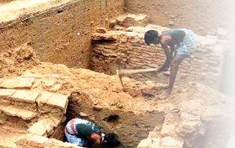 தமிழ் படிப்போர்க்குத் தொல்லியலையும் சொல்லிக்கொடுங்கள்...