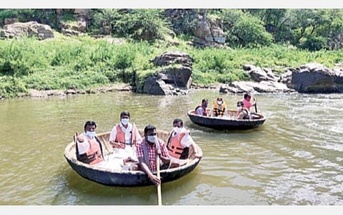 ஒகேனக்கல்லில் சுற்றுலாப் பயணிகளுக்கு அனுமதி அளிப்பது தொடர்பாக நேற்று ஆட்சியர் மலர்விழி பரிசலில் சென்று ஆய்வு மேற்கொண்டார்.