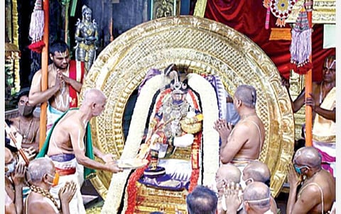 திருப்பதி ஏழுமலையான் கோயிலில் நடைபெறும் நவராத்திரி பிரம்மோற்சவ விழாவின் 7-ம் நாளான நேற்று இரவு சந்திரபிரபை வாகனத்தில் நவநீத கிருஷ்ணன் அலங்காரத்தில்  மலையப்பர் காட்சியளித்தார்.