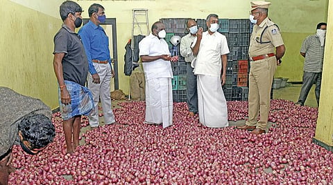வெங்காயம் விலையேற்றத்தையடுத்து புதுச்சேரியில் மொத்த விற்பனை கடை மற்றும் குடோன்களில் அமைச்சர் கந்தசாமி தலைமையில் அதிகாரிகள்  ஆய்வு செய்தனர். படம்: எம்.சாம்ராஜ்