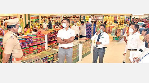 கோவை ஒப்பணக்கார வீதியில் உள்ள ஜவுளிக்கடையில் ஆய்வு செய்த மாநகராட்சி ஆணையர் பெ.குமாரவேல் பாண்டியன்.