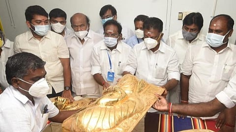தேவர் ஜெயந்திக்காக நினைவிடப் பொறுப்பாளரிடம் தங்கக்கவசம் ஒப்படைப்பு: துணை முதல்வர் வழங்கினார்