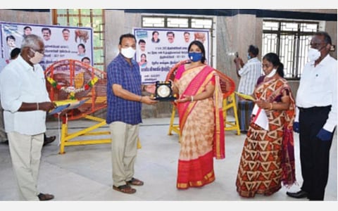 சிறுசேமிப்பு வசூலில் சாதனை படைத்தவர்களுக்கு  திருநெல்வேலி ஆட்சியர் ஷில்பா பிரபாகர் சதீஷ் பரிசு வழங்கினார்.