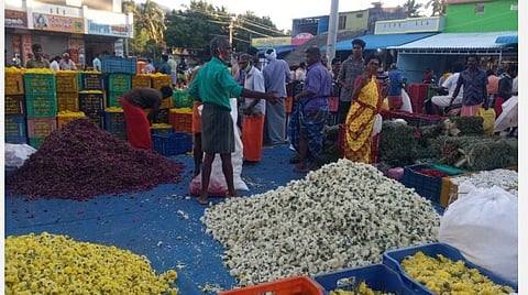 ஆயுத பூஜையை முன்னிட்டுக் களைகட்டிய தோவாளை மலர்ச் சந்தை; ஊரடங்குக்குப் பின்பு பன்மடங்கு உயர்ந்த பூக்கள் விலை