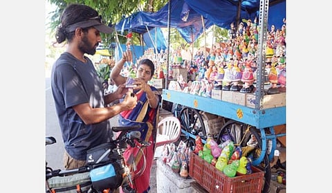தஞ்சாவூரில் கைவினைப் பொருட்களை விற்கும் பெண்ணிடம், அதுகுறித்த விவரங்களை கேட்டறிகிறார் ராஜஸ்தான் எழுத்தாளர் அன்கித் அரோரா.