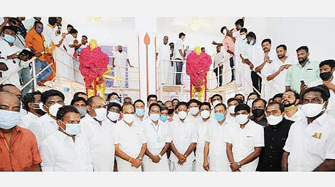 திருப்பத்தூரில் உள்ள நினைவிடத்தில் மருது பாண்டியர்களின் சிலைகளுக்கு மாலை அணிவித்து மரியாதை செலுத்திய துணை முதல்வர் ஓ.பன்னீர்செல்வம் மற்றும் அமைச்சர்கள்.