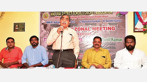 மதுரை திருப்பாலை  ராம் நல்லமணி யாதவா பெண்கள் மேல்நிலைப் பள்ளி வளாகத்தில் நடைபெற்ற மதுரை மாவட்ட பள்ளிகள் கிரிக்கெட் சங்கத்தின் மண்டலக் கூட்டத்தில் பேசிய முன்னாள் ஐ.ஜி. கே.சொக்கலிங்கம். உடன் சங்கத்தின் நிறுவனப் பொதுச்செயலர் பி.பி.சுனில்குமார், மதுரை மாவட்ட பள்ளிகள் கிரிக்கெட் சங்கத் தலைவர் ஆர்.நல்லமணி, நிர்வாகிகள் விஜய்கணேசன், மருதுபாண்டியன். படம்: எஸ்.கிருஷ்ணமூர்த்தி