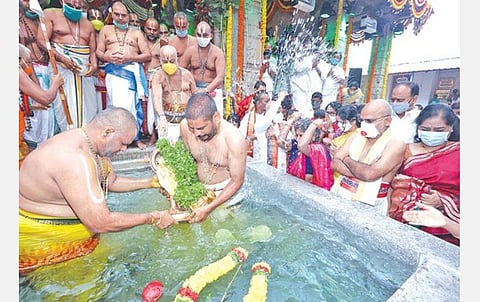 திருப்பதியில் நவராத்திரி பிரம்மோற்சவ விழாவின் இறுதி நாளான  நேற்று காலையில்  சக்கர ஸ்நானம் நடைபெற்றது.