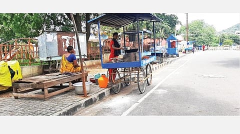 ஒகேனக்கல்லில் மீன் வருவல் விற்பனை செய்யும் சில தள்ளுவண்டிக் கடைகள் மட்டுமே திறந்திருக்கின்றன.