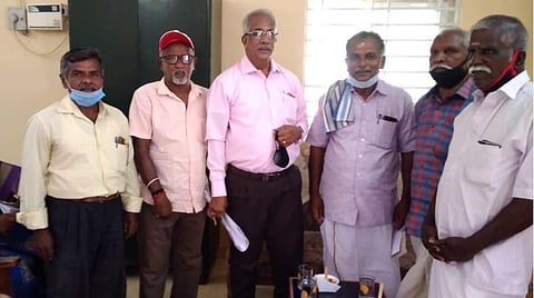 துணைவேந்தருடன் விவசாயிகள்.