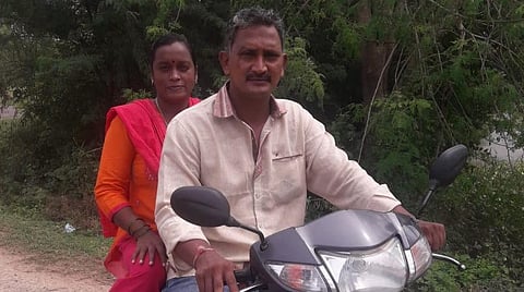இருசக்கர வாகனத்தில் மும்பையிலிருந்து புதுக்கோட்டை வந்த பெற்றோர்.