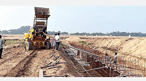 காஞ்சிபுரம் மாவட்டம் பழைய சீவரம் பகுதியில் மீண்டும் தொடங்கியுள்ள தடுப்பணை கட்டும் பணிகள்.