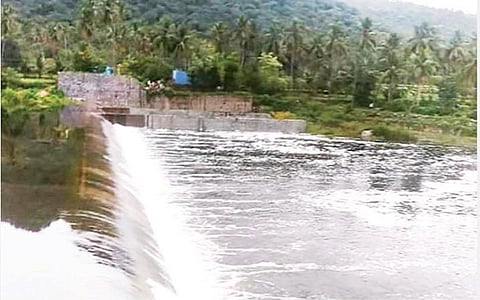 குடியாத்தம் அருகேயுள்ள ஜிட்டப்பள்ளி கிராமத்தில் உள்ள பிக்-அப் அணையை கடந்து ஆர்ப்பரித்துச் செல்லும் வெள்ள நீர்.
