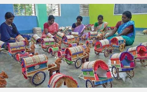 சேலியமேடு அரசு மேல்நிலைப் பள்ளியில் நடைபெற்ற பயிற்சியில் கைவினை பொம்மை செய்யும் பணியில் ஈடுபட்டுள்ள பெண்கள்.