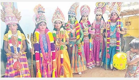 குலசேகரன்பட்டினம் முத்தாரம்மன் கோயில்  தசரா விழாவை முன்னிட்டு உடன்குடி பகுதியில் பல்வேறு வேடமணிந்து வலம் வந்த பக்தர்கள்.