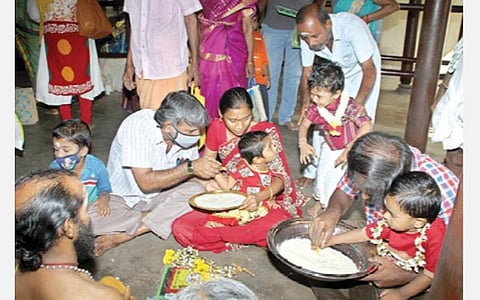 திருநெல்வேலி டவுனில் உள்ள  சரஸ்வதி கோயிலில் விஜயதசமியை முன்னிட்டு நடந்த வித்யா ரம்பம் நிகழ்ச்சியில்,  அரிசியில் தமிழின் முதல் எழுத்தான  ‘அ’ எழுதி கல்வி கற்க தொடங்கிய குழந்தைகள். 	              படம்: மு.லெட்சுமி அருண்