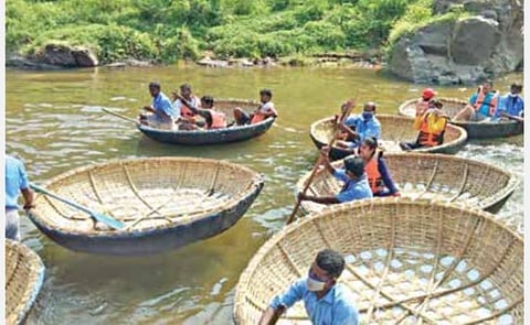 சுற்றுலா பயணிகள் வருகையால் களைகட்டியது ஒகேனக்கல், ஏற்காடு