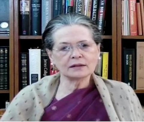 காங்கிரஸ் தலைவர் சோனியா காந்தி வீடியோவில் பேசிய காட்சி : படம் உதவி | ட்விட்டர்.