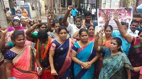 சிதம்பரம் கீழ சன்னதியில் பாஜக மகளிரணியினர் திடீர் ஆர்ப்பாட்டத்தில் ஈடுபட்டனர்.