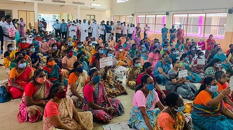 கோரிமேடு காவலர் சமுதாய நலக்கூடத்தில் இரண்டாம் நாளாகப் போராட்டத்தில் ஈடுபட்டுள்ள ஆசிரியர்கள்.