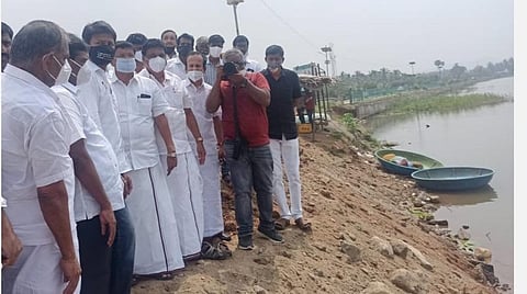 கோவை பேரூர் பெரியகுளத்துக்குள் நடைபெற்று வரும் கான்கிரீட் கலவை தயாரிக்கும் பணியைப் பார்வையிட்ட திமுக இளைஞரணிச் செயலாளர் உதயநிதி ஸ்டாலின். உடன், பொள்ளாச்சி திமுக எம்.பி. கு.சண்முகசுந்தரம் உள்ளிட்டோர். 
