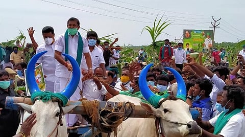 புதுக்கோட்டைக்கு வந்த தமிழக முதல்வர் பழனிசாமிக்கு மாட்டுவண்டிகளோடு அளிக்கப்பட்ட வரவேற்பு.