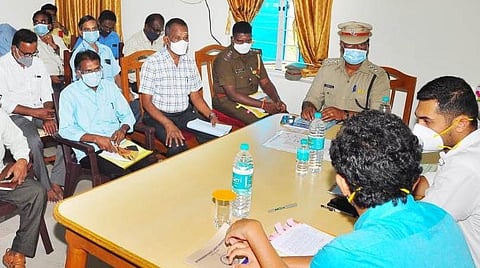 காரைக்கால் மாவட்ட ஆட்சியர் அர்ஜூன் சர்மா தலைமையில் திருநள்ளாற்றில் நடைபெற்ற முதல்கட்ட ஆலோசனைக் கூட்டம்.
