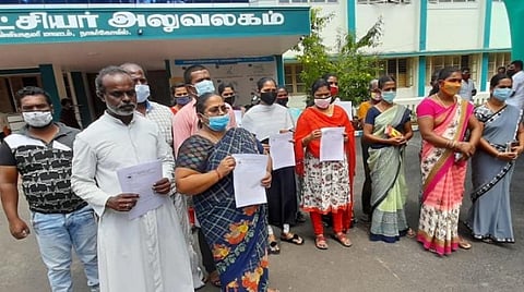 கர்நாடகாவில் சிறைபிடிக்கப்பட்ட குமரி மீனவர்கள் 10 பேரை விடுவிக்க நடவடிக்கை: ஆட்சியர் அலுவலகத்தில் உறவினர்கள் மனு