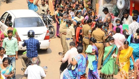 சிங்கம்புணரியில் ரூ.1 லெக்கின்ஸ் வாங்க ஜவுளிக்கடை முன்பாக குவிந்த பெண்கள்.