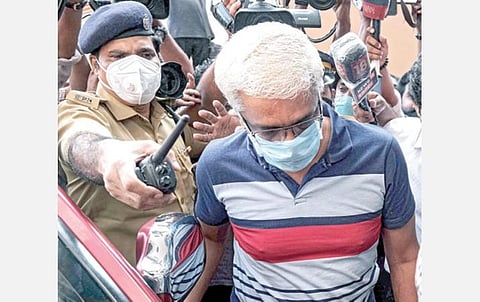 கேரள மாநில தங்கக் கடத்தல் வழக்கில் குற்றம்சாட்டப்பட்டுள்ள ஐஏஎஸ் அதிகாரி எம்.சிவசங்கரை அமலாக்கத் துறை அதிகாரிகள் நேற்று கைது செய்து அழைத்துச் சென்றனர். படம்: பிடிஐ