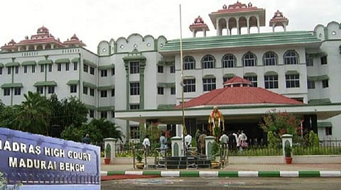 தமிழகத்தில் பொறியாளர்கள் உருவாவது இல்லை. பொறியியல் பட்டதாரிகளே உருவாகின்றனர்: உயர் நீதிமன்ற கிளை வேதனை
