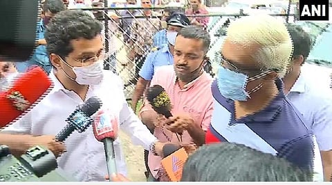 அமலாக்கப் பிரிவு அதிகாரிகளால் கைது செய்யப்பட்ட ஐஏஎஸ் அதிகாரி சிவசங்கர் : படம் | ஏஎன்ஐ.