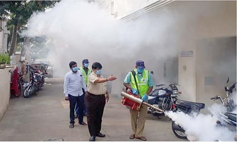 புதுக்கோட்டையில் மேற்கொள்ளப்பட்டு வரும் நோய்த் தடுப்பு நடவடிக்கை குறித்து ஆய்வு செய்து வருகிறார் நகராட்சி ஆணையர் ஜஹாங்கீர் பாஷா.