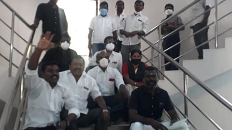 வழக்கறிஞர் பிரம்மா மீதான வன்கொடுமை வழக்கை ரத்து செய்ய ஆட்சியரிடம் மனு: ஆட்சியர் அலுவலகத்தில் வழக்கறிஞர்கள் போராட்டத்தால் பரபரப்பு