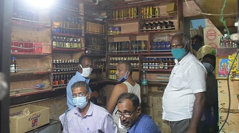 வேலூர் பழைய பேருந்து நிலையம் அருகில் உள்ள டாஸ்மாக் மதுபானக் கடையில் சோதனை நடத்தும் காவல் ஆய்வாளர் ரஜினிகாந்த் தலைமையிலான லஞ்ச ஒழிப்புப் பிரிவு போலீஸார்.
