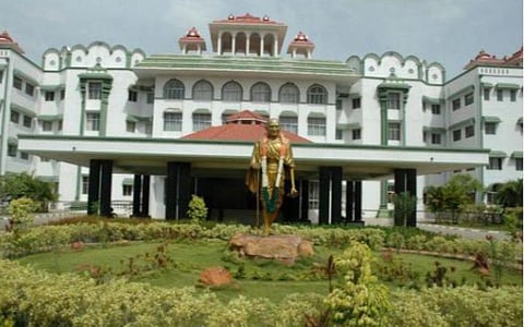 கல்வித் தகுதியைப் பார்க்காமல் மாற்றுத்திறன் விளையாட்டு வீரர்களை உயர் பதவியில் நியமிக்க வேண்டும்: உயர் நீதிமன்றம் அறிவுறுத்தல்