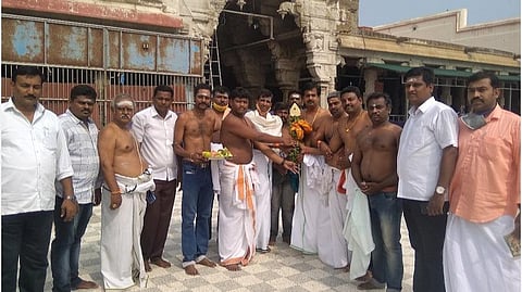 பாஜக வெற்றிவேல் யாத்திரைக்கான வேல் வைத்து திருச்செந்தூரில் சிறப்பு வழிபாடு